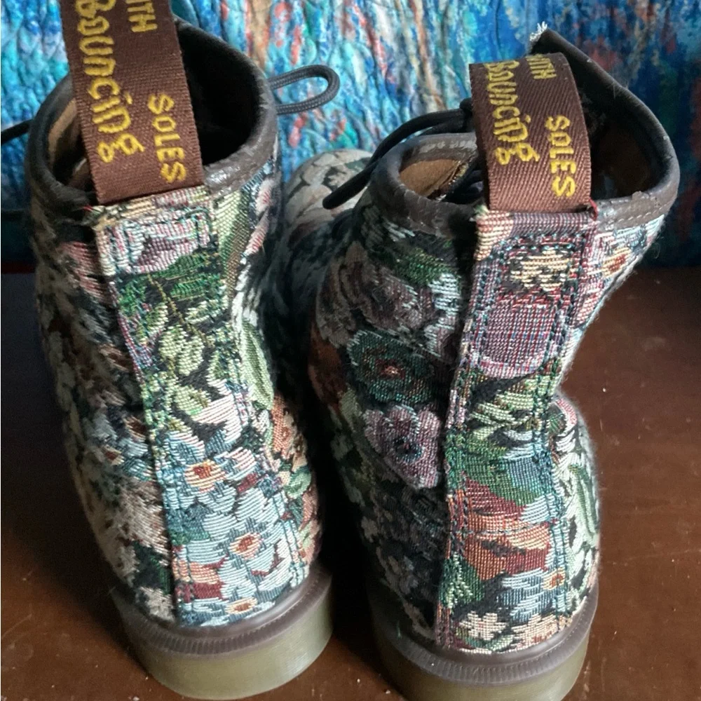Dr. Martens Tapestry Multicolor Floral Ankle Boots like new women’s 11 - Picture 3 of 6